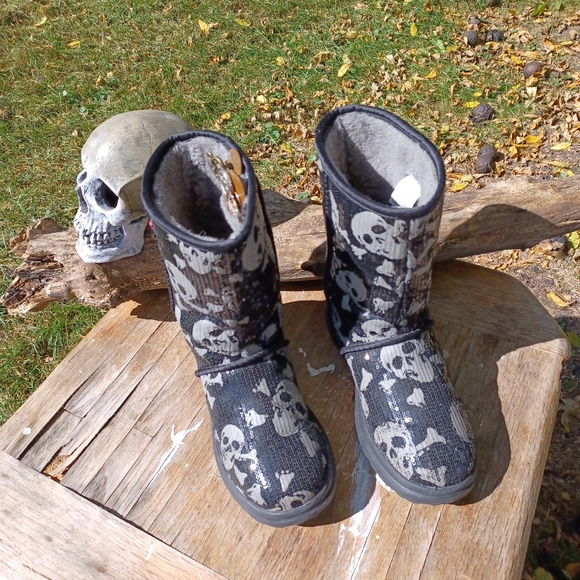 I Heart Ugg Shoes - Ugg 🏴‍☠️Skull and Crossbones Sequined Booties